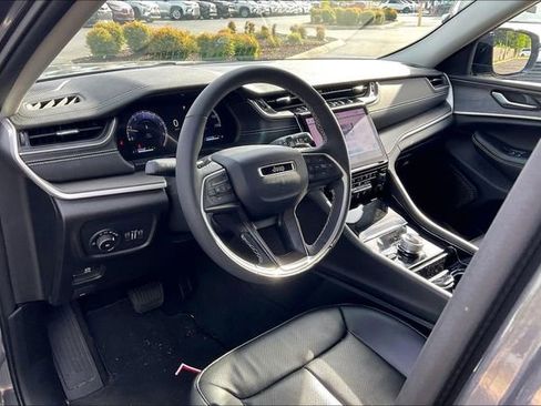 Used 2023 Jeep Grand Cherokee Limited w/ Luxury Tech Group II AWD/4WD image 14