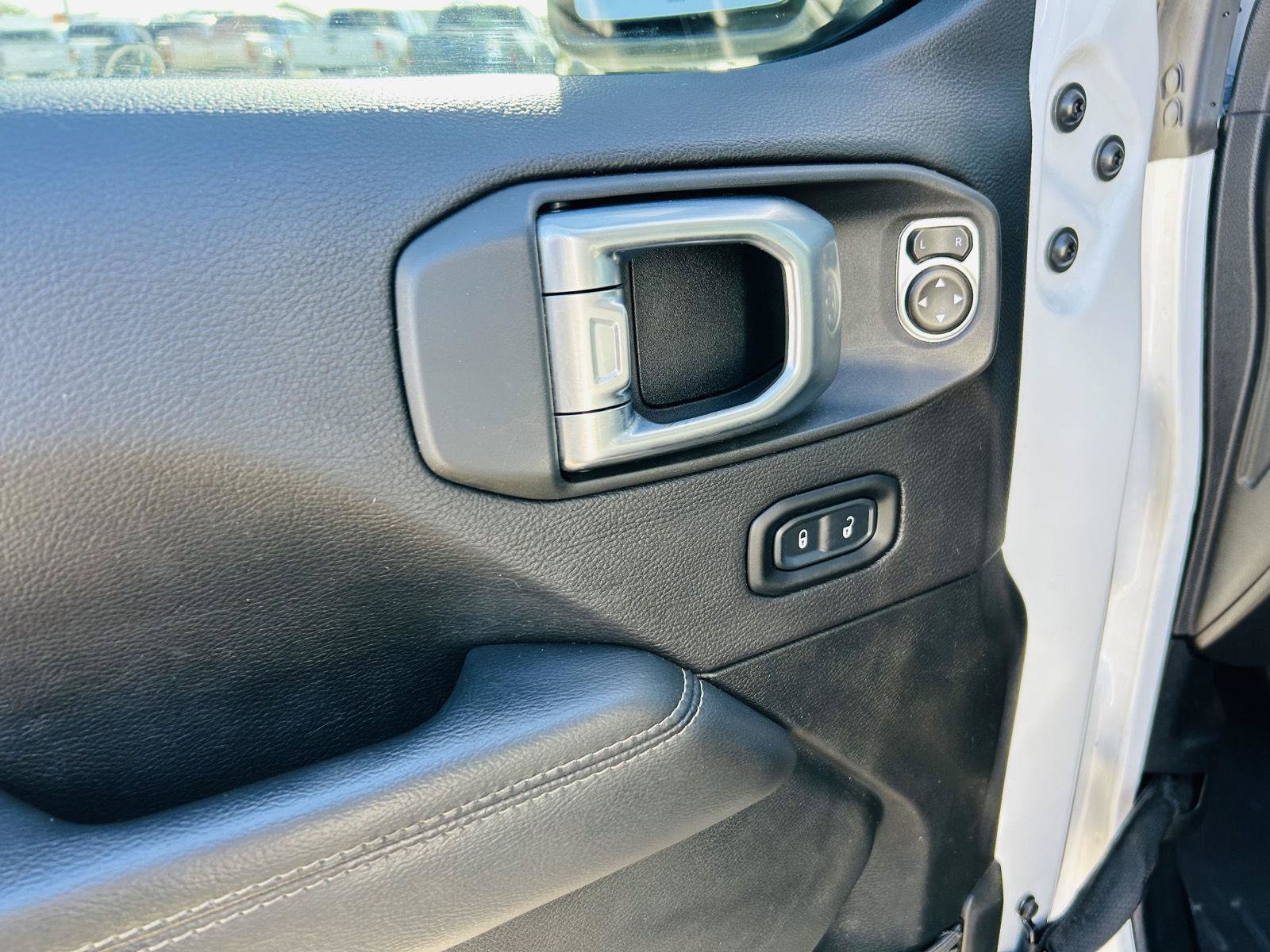 Used 2020 Jeep Gladiator Overland AWD/4WD image 9