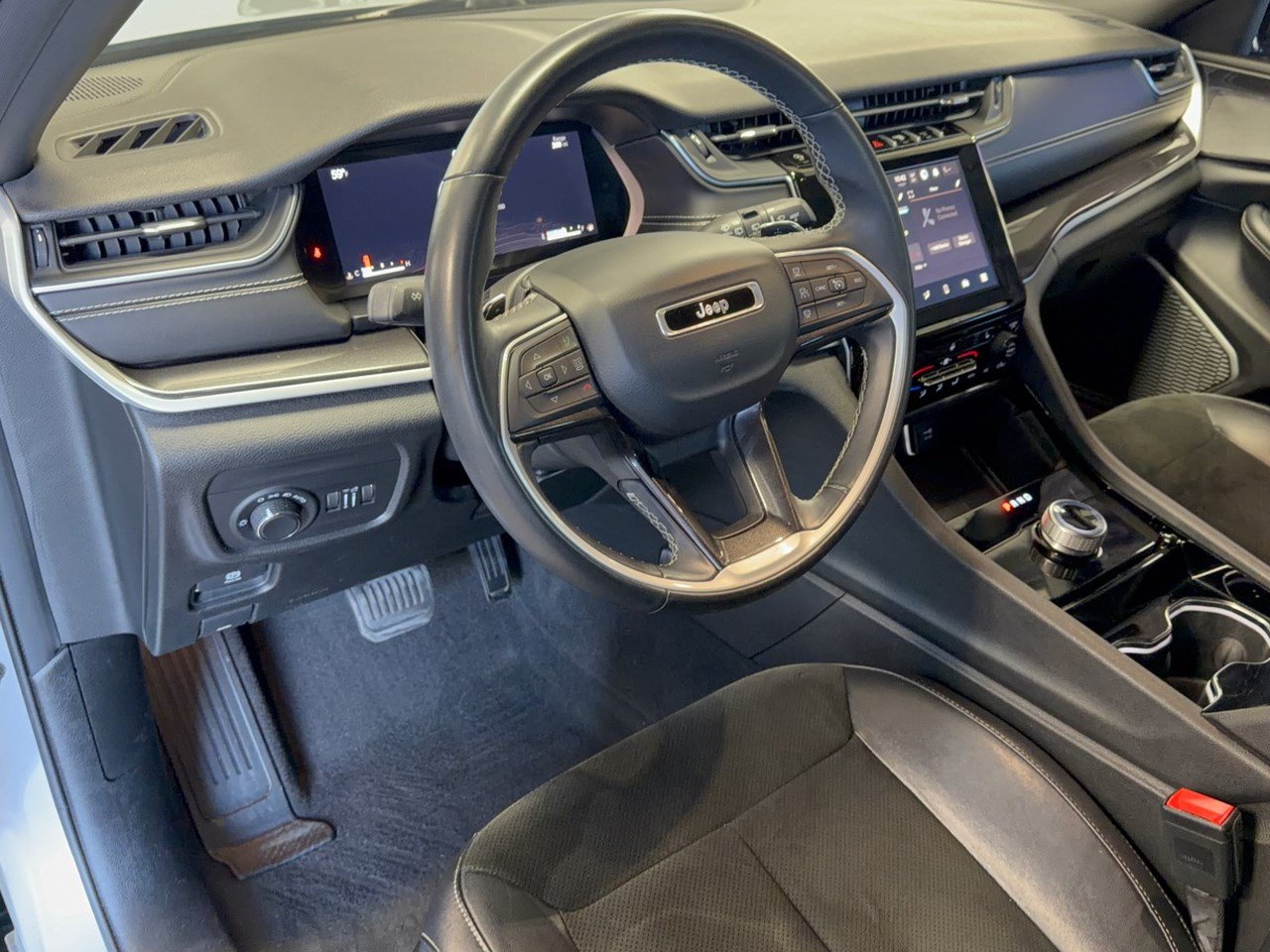 Used 2021 Jeep Grand Cherokee L Laredo RWD image 4