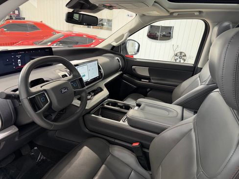 Used 2025 Ford Expedition Active AWD/4WD image 9