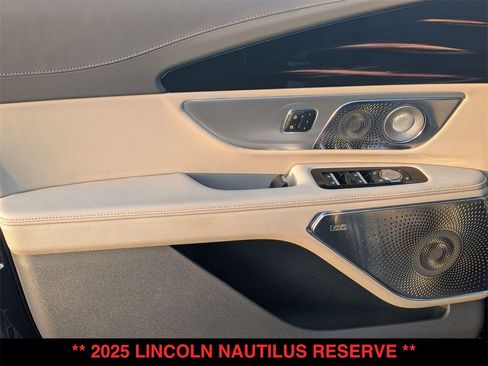Used 2025 Lincoln Nautilus Reserve image 22