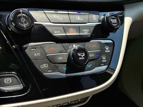 Certified 2023 Chrysler Pacifica Touring-L FWD image 19
