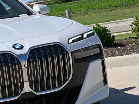 New 2026 BMW 740i RWD image 8