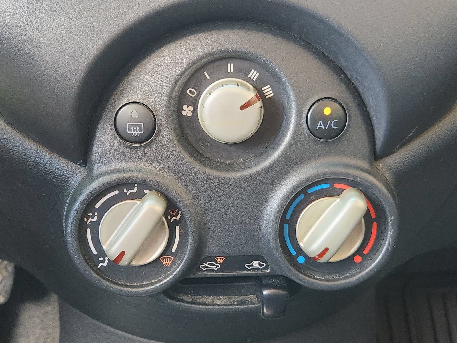 Used 2014 Nissan Versa SV FWD image 17