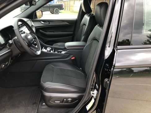 New 2025 Jeep Grand Cherokee Altitude image 12