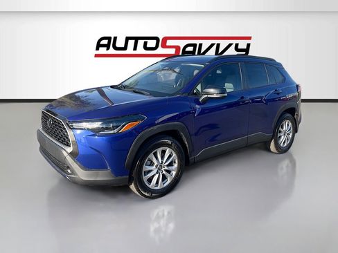 Used 2025 Toyota Corolla Cross LE FWD image 3