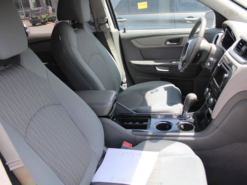 Used 2017 Chevrolet Traverse LT w/ Style and Technology Package image 4