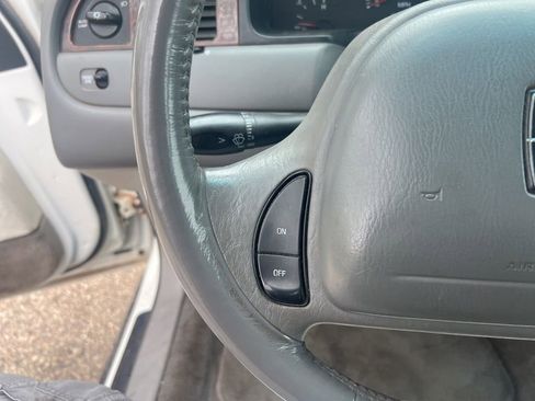 Used 2000 Lincoln Town Car Executive RWD image 20