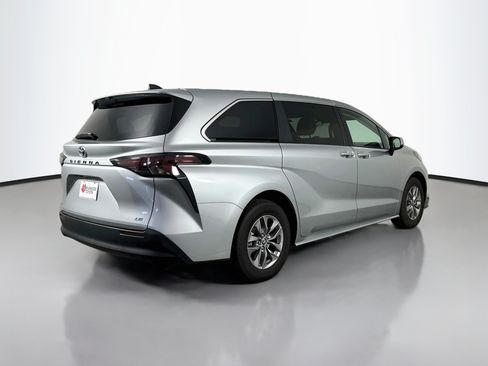 Certified 2025 Toyota Sienna LE FWD image 7