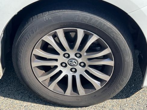 Used 2018 Toyota Sienna XLE w/ XLE Navigation Package FWD image 15