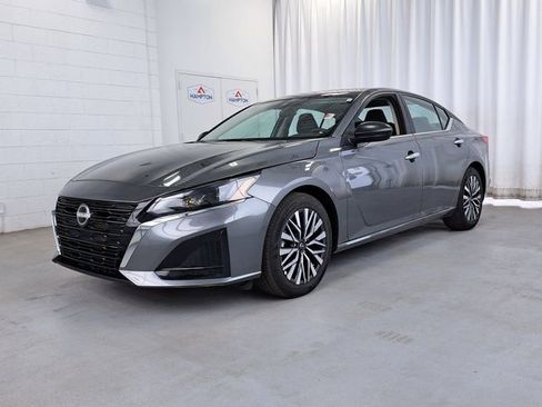Used 2025 Nissan Altima 2.5 SV FWD image 2