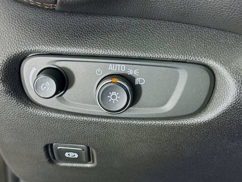 Used 2020 Chevrolet Blazer Premier w/ Driver Confidence II Package FWD image 11