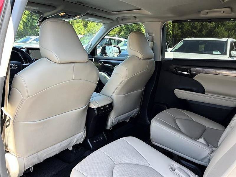 Used 2025 Toyota Highlander Limited FWD image 33