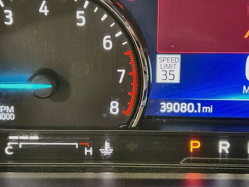 Used 2022 Ford Explorer XLT w/ Equipment Group 202A RWD image 12