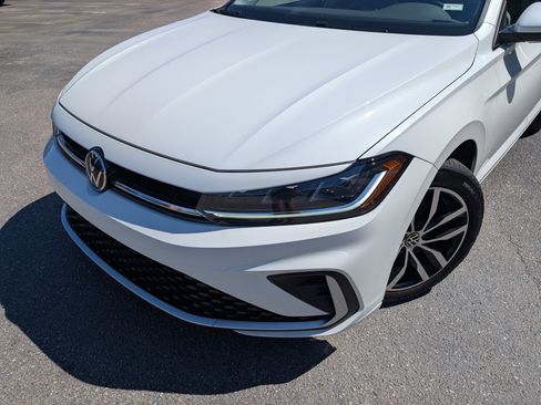 Used 2025 Volkswagen Jetta SE w/ Sunroof Package FWD image 13