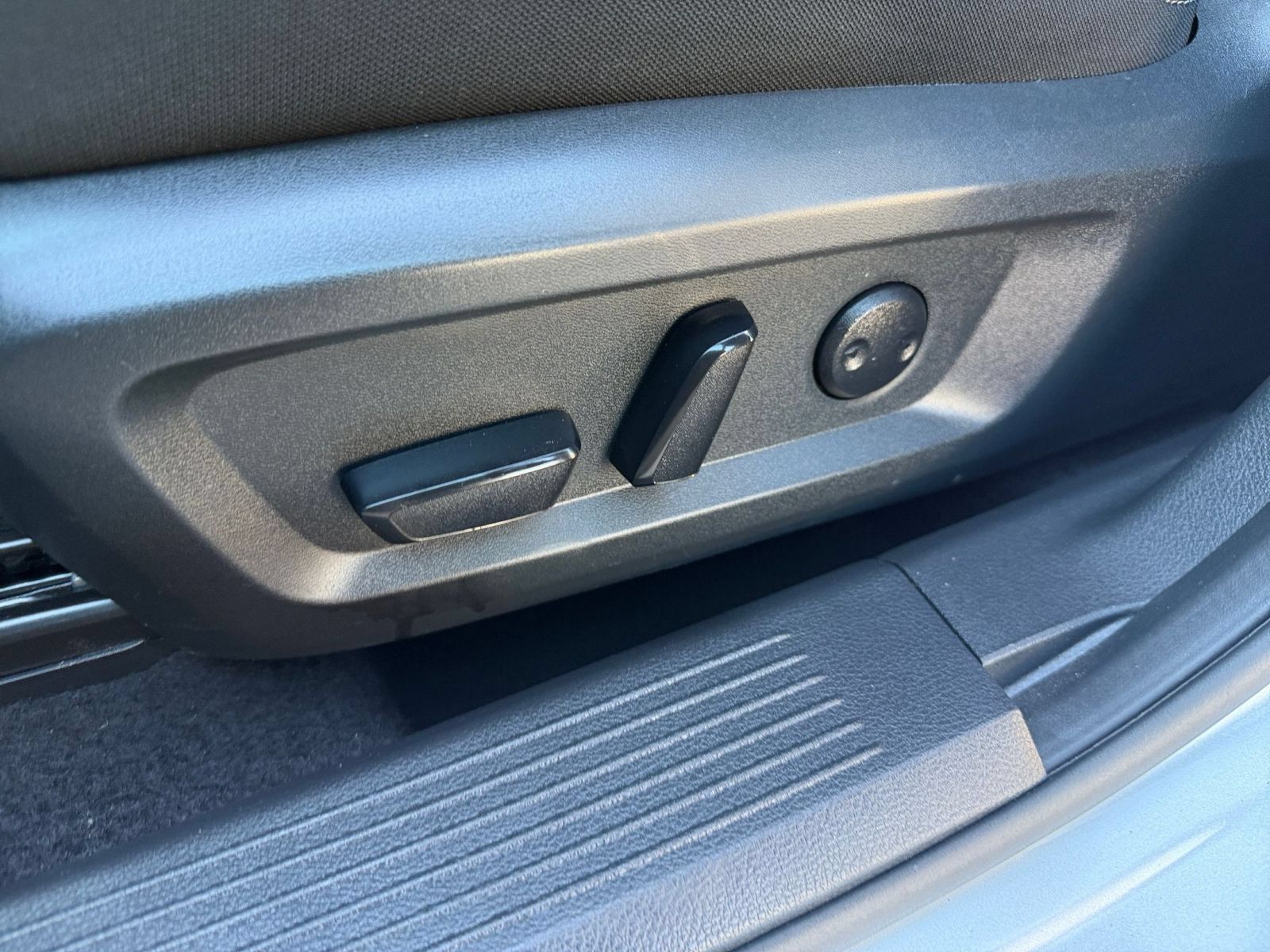 Used 2025 Nissan Rogue SV FWD image 21