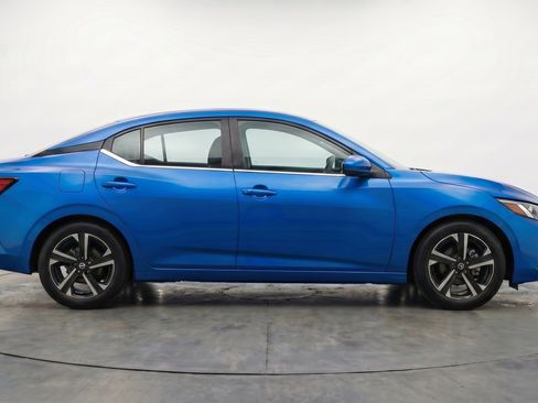 Used 2025 Nissan Sentra SV FWD image 11