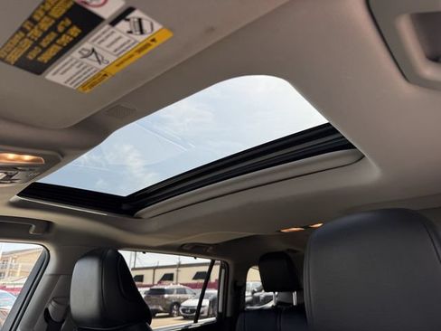 Used 2022 Toyota Highlander XLE AWD/4WD image 25