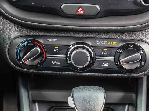 Certified 2025 Kia Soul LX w/ LX Technology Package FWD image 8