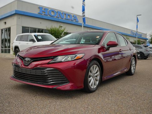 Used 2018 Toyota Camry LE FWD image 1