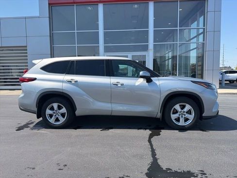 Used 2022 Toyota Highlander LE AWD/4WD image 8