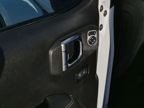 Used 2019 Jeep Wrangler Unlimited Sahara w/ Uconnect 4C Nav & Sound Group AWD/4WD image 12