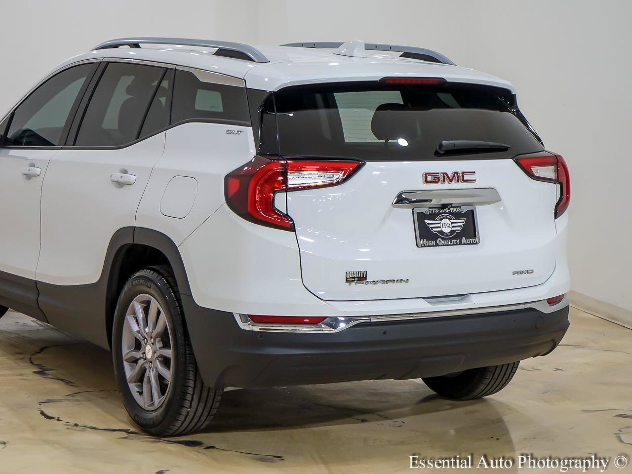 Used 2023 GMC Terrain SLT w/ Tech Package AWD/4WD image 9
