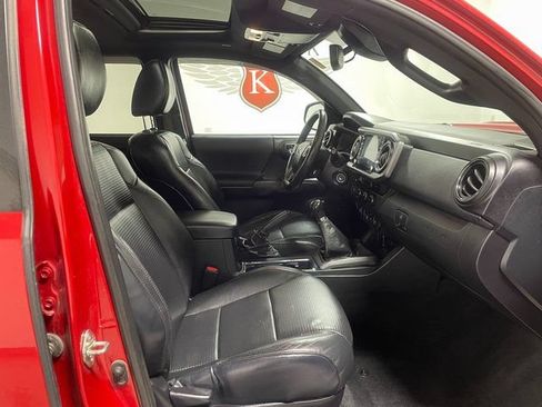 Used 2020 Toyota Tacoma TRD Sport w/ TRD Premium Sport Package AWD/4WD image 31