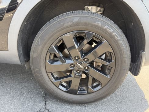 Certified 2022 Kia Sorento S w/ Panoramic Sunroof Package AWD/4WD image 9