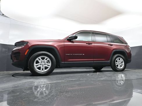 Used 2024 Jeep Grand Cherokee Laredo AWD/4WD image 42