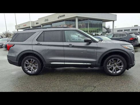 Used 2025 Ford Explorer Active w/ Active Comfort Package image 9