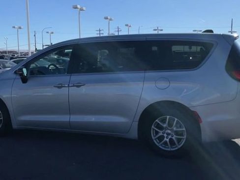 Used 2024 Chrysler Pacifica Touring-L image 7