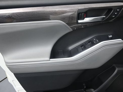 Used 2021 Toyota Highlander Limited FWD image 11