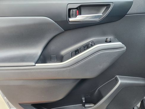 Used 2022 Toyota Highlander XLE FWD image 21