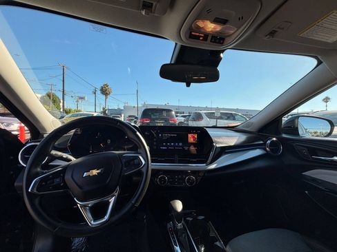 Used 2025 Chevrolet Trax LT w/ LT Convenience Package FWD image 29