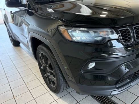 Used 2025 Jeep Compass Latitude w/ Convenience Group AWD/4WD image 27