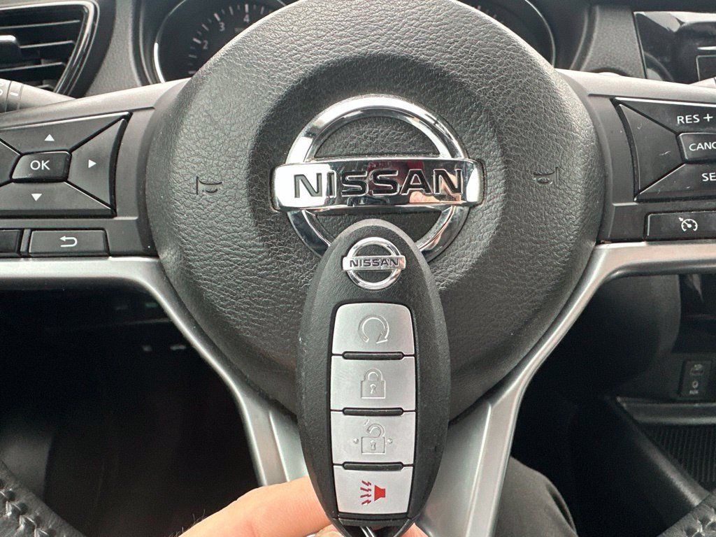 Used 2017 Nissan Rogue SV FWD image 21