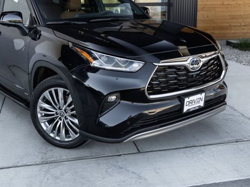 Used 2024 Toyota Highlander Platinum AWD/4WD image 3
