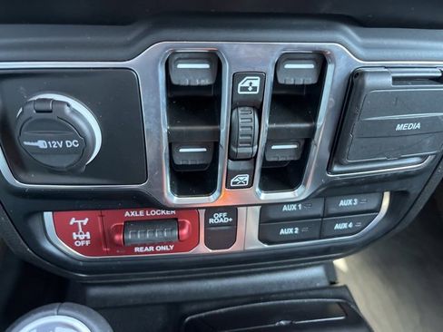 Used 2023 Jeep Gladiator Mojave w/ Cold Weather Group image 24