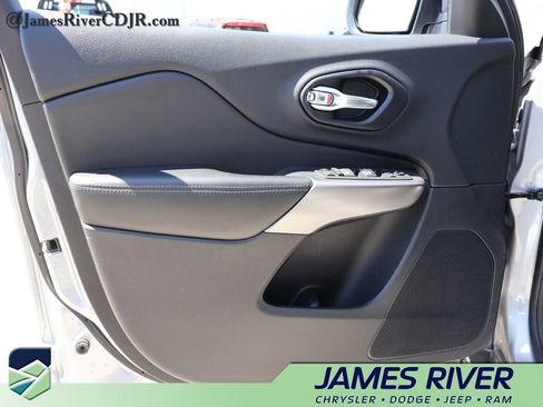 Used 2021 Jeep Cherokee Latitude Lux w/ Mopar Interior Package AWD/4WD image 20