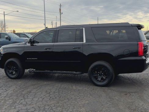 Used 2018 Chevrolet Suburban LT w/ Z71 Midnight Edition image 6