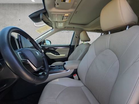Used 2023 Toyota Highlander Limited FWD image 19