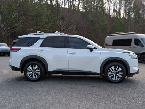 Used 2022 Nissan Pathfinder SL w/ Lighting Package (N92) image 10