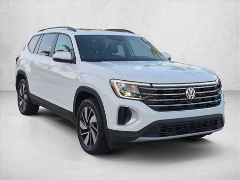 Used 2024 Volkswagen Atlas SE w/ Panoramic Sunroof Package FWD image 3