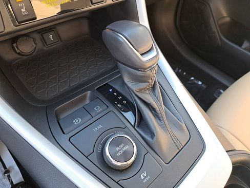 Certified 2021 Toyota RAV4 XLE Premium image 28