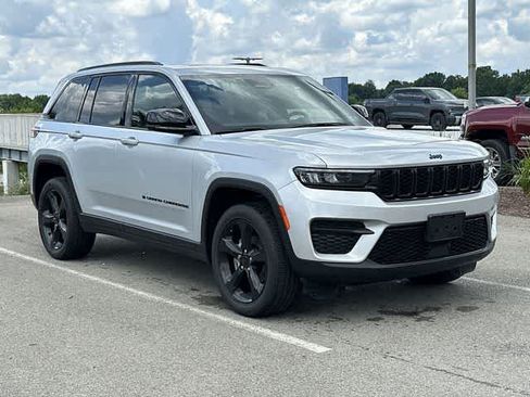 Used 2023 Jeep Grand Cherokee Altitude AWD/4WD image 23