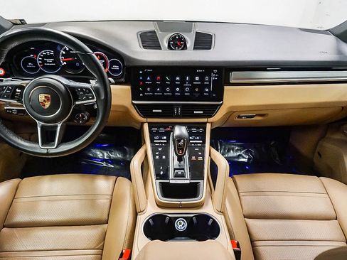 Used 2022 Porsche Cayenne Platinum Edition image 13