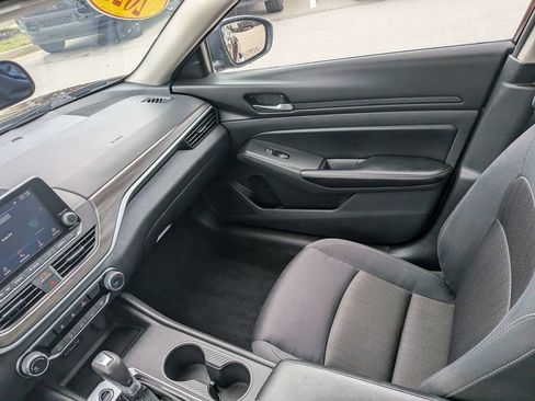 Used 2025 Nissan Altima 2.5 SV FWD image 15