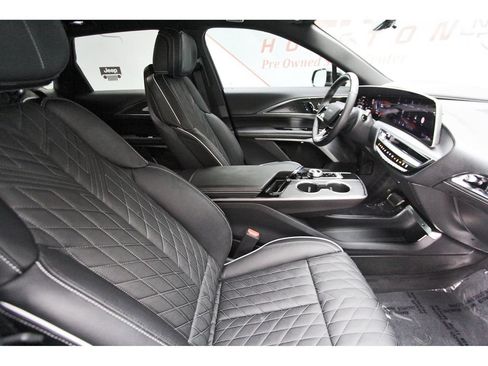 Used 2026 Cadillac Lyriq V w/ Exterior Carbon Fiber Package AWD/4WD image 11