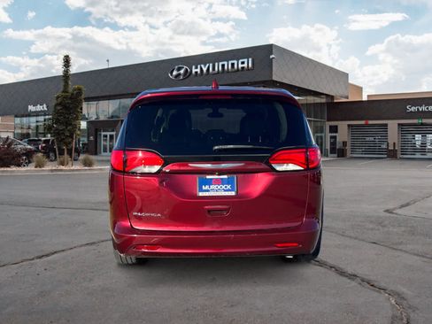 Used 2017 Chrysler Pacifica Touring image 4